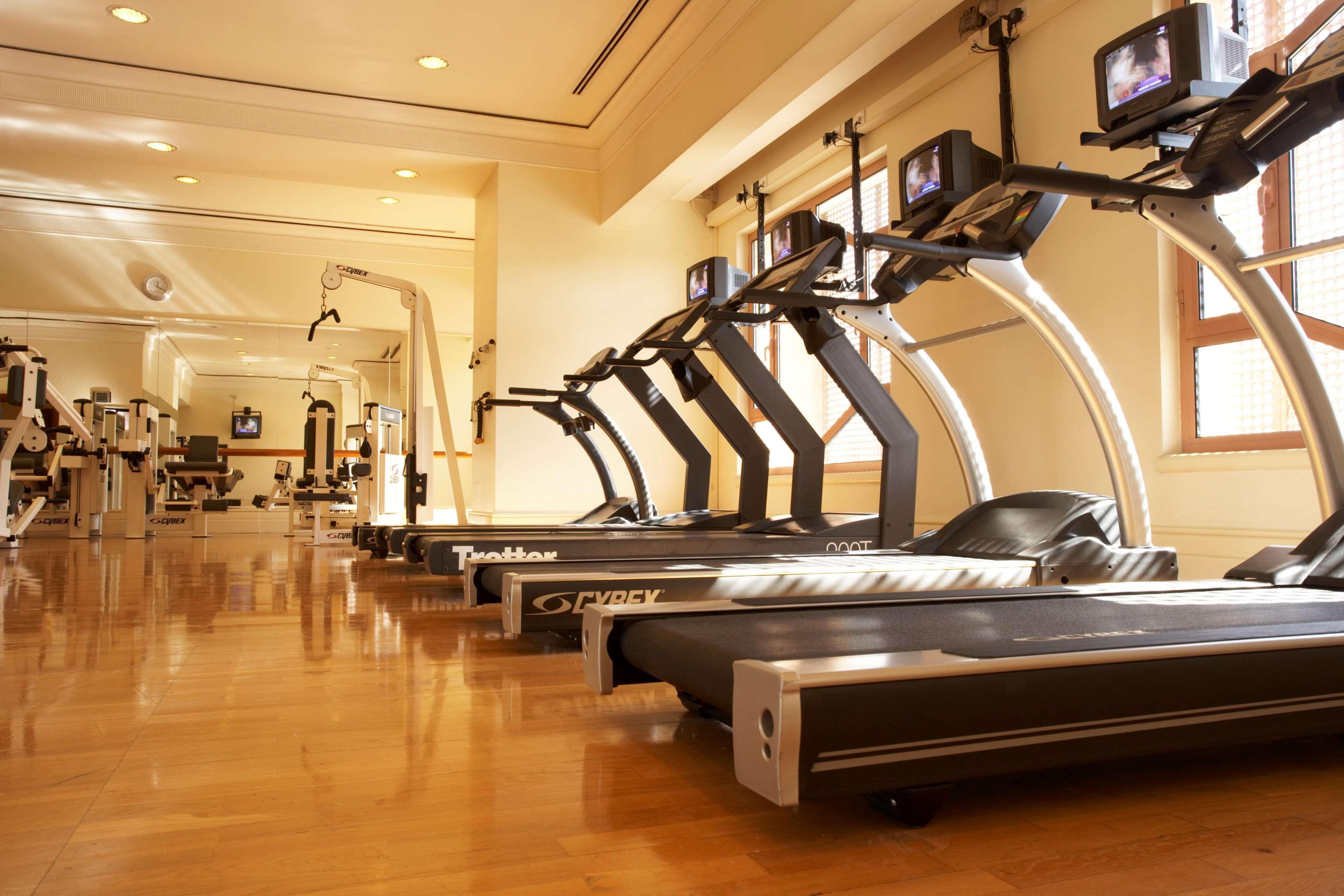 Grand Hyatt Amman Hotel Bagian luar foto A row of treadmills